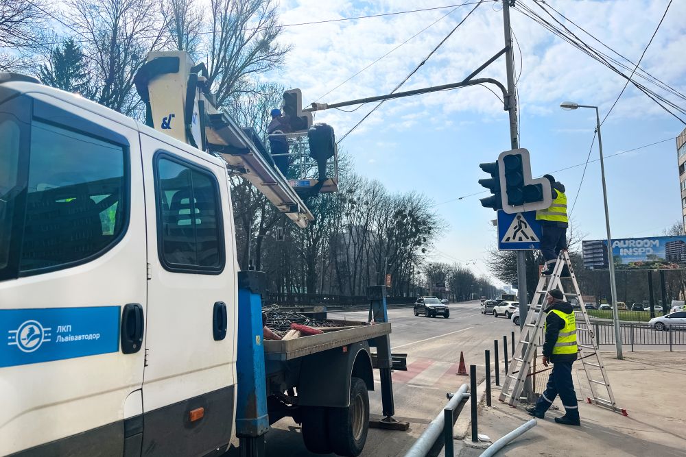 Фото 1: На перетині Стрийська &ndash; Сахарова відновлюють світлофор, пошкоджений внаслідок ДТП