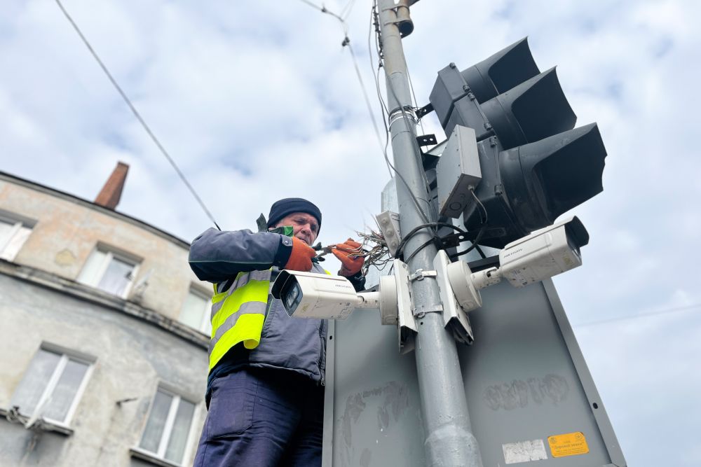 Фото 2: На перетині Стрийська &ndash; Сахарова відновлюють світлофор, пошкоджений внаслідок ДТП