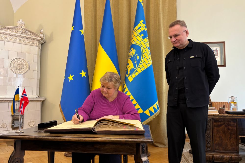Фото 1: Перед поїздкою на фронт колишня прем&rsquo;єр-міністерка Норвегії Ерна Солберг відвідала Львів