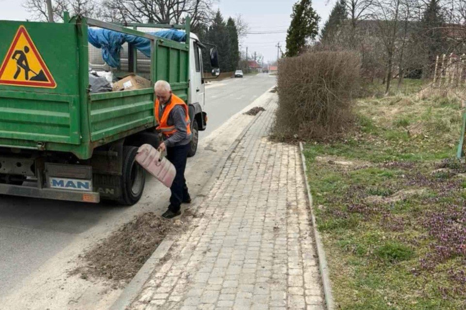 Фото 1: У громадах Львівської МТГ проводять перші весняні толоки