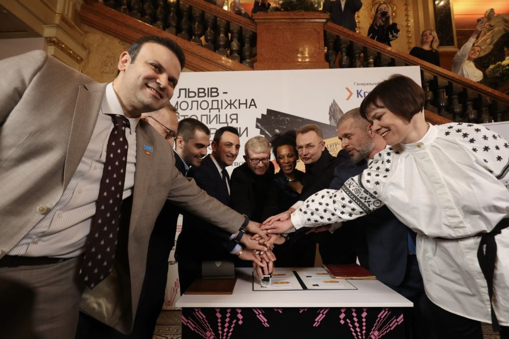 Фото 1: У Львові погасили особливу марку &mdash; Молодіжної столиці Європи 2025