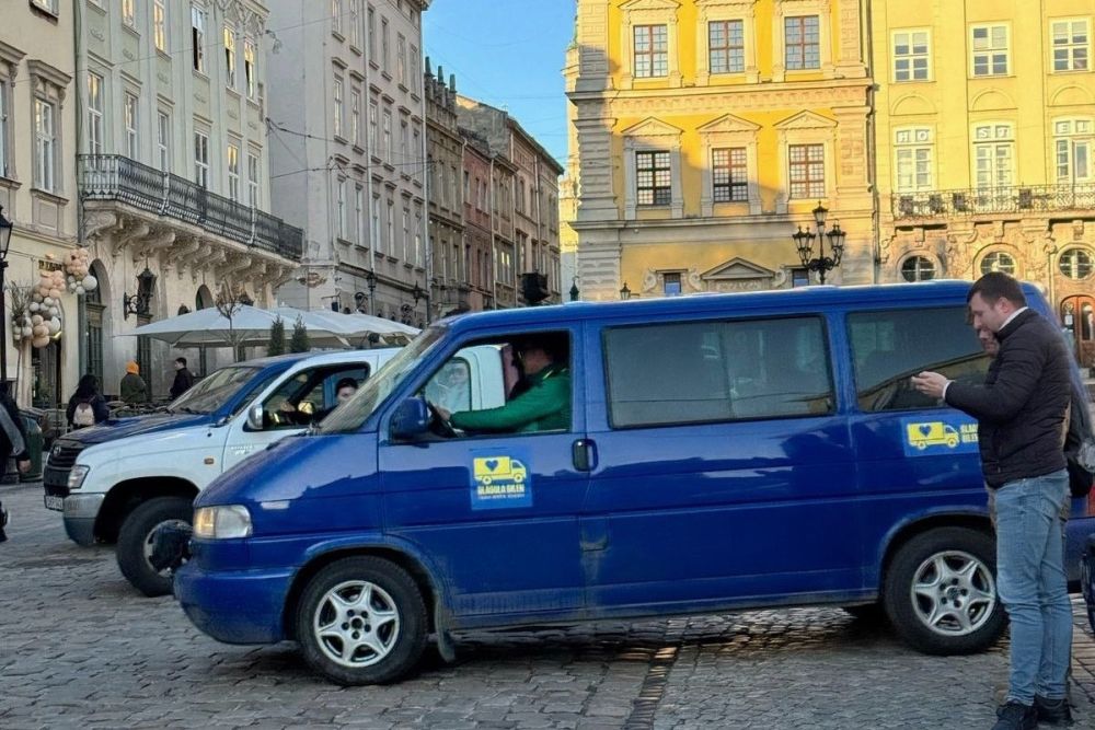 Фото 1: У Львові представники шведського парламенту передали українським військовими пікапи і транспортери