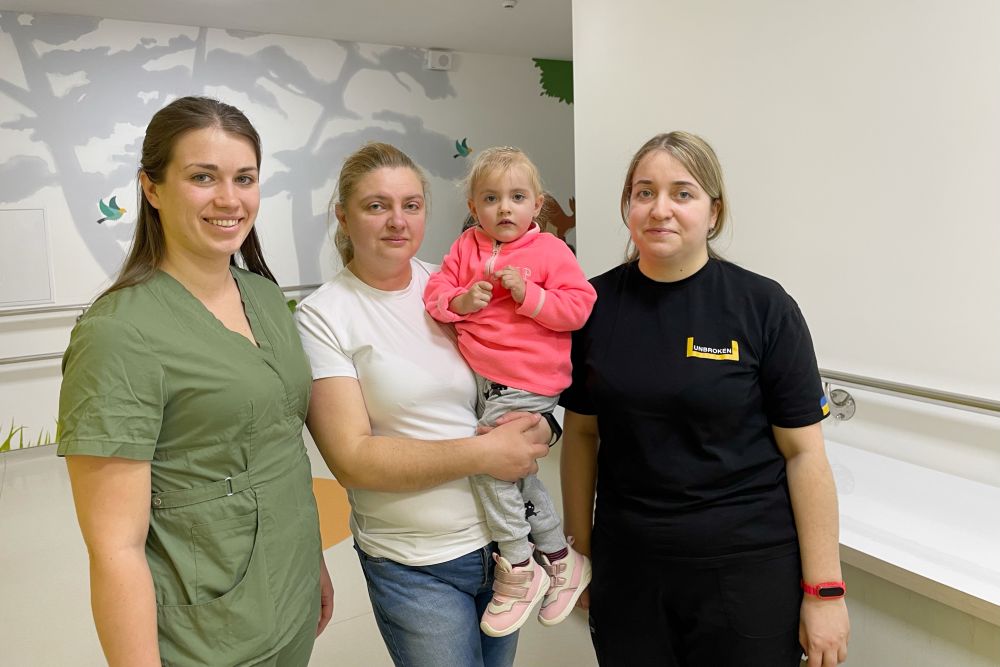 Фото 2: Медики лікарні св. Миколая врятували 2-річну доньку захисника, яка 3 тижні не могла дихати самостійно
