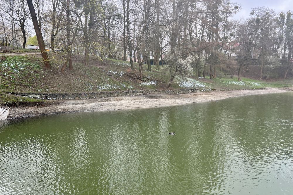 Фото 2: На одному з Піскових озер у Львові виявили пошкодження старої труби &mdash; ситуація контрольована
