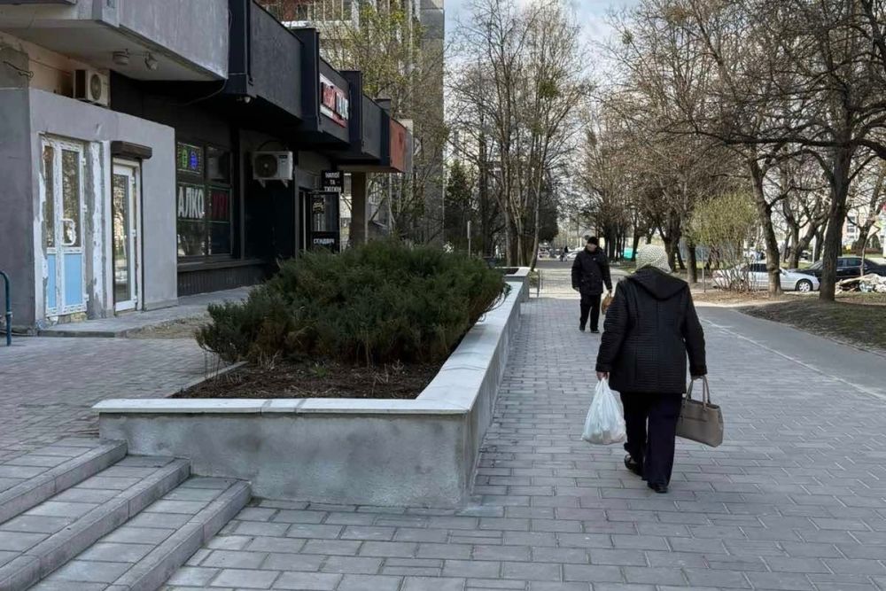 Фото 2: На вулиці Науковій оновили тротуар біля майбутнього Центру життєстійкості