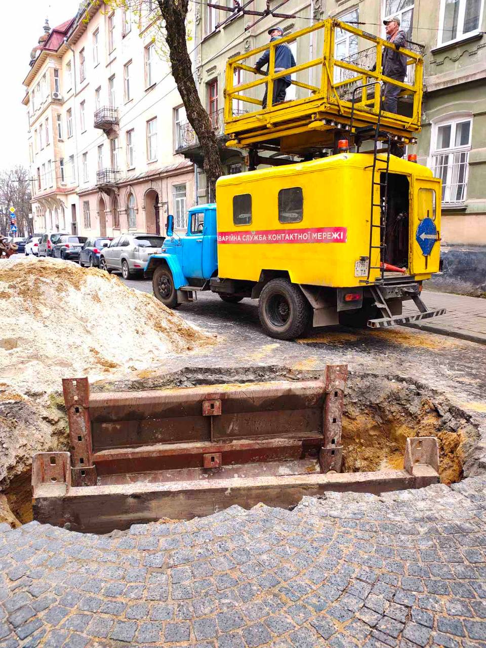 Фото 2: Пошкодження сторічного колектора на вул. Шептицьких ліквідували: для руху транспорту вулицю відкриють у п&rsquo;ятницю
