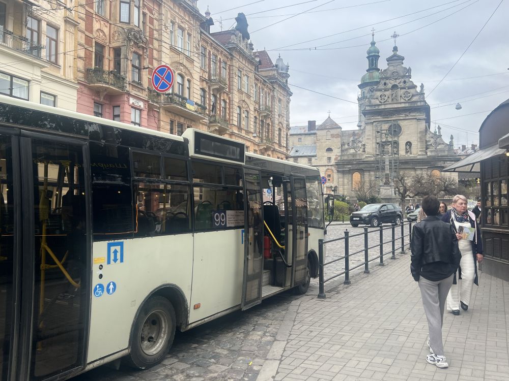 Фото 1: До Шевченківського гаю з центру курсує маршрут №99