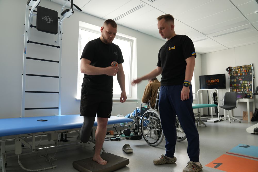 Фото 2: Мріє знову повернутися до війська: у центрі UNBROKEN готується до протезування воїн, який втратив на війні ногу