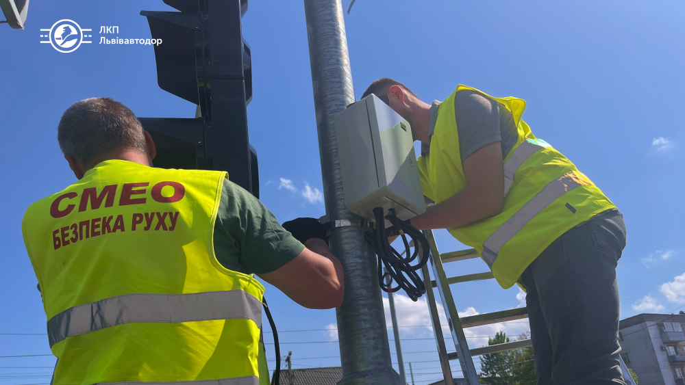 Фото 2: Для пішоходів і трамваїв: двовузловий світлофор облаштовують на перехресті вулиць Княгині Ольги &ndash; Бойчука