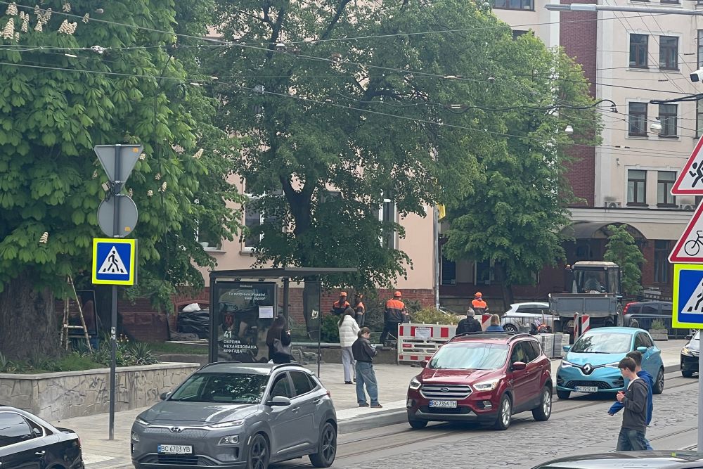 Фото 1: Зупинку на вул. Чупринки, 1&mdash; переобладнали: від завтра тут зупинятиметься громадський транспорт