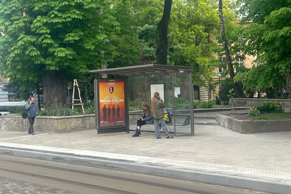 Фото 2: Зупинку на вул. Чупринки, 1&mdash; переобладнали: від завтра тут зупинятиметься громадський транспорт