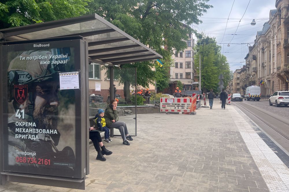 Фото 3: Зупинку на вул. Чупринки, 1&mdash; переобладнали: від завтра тут зупинятиметься громадський транспорт
