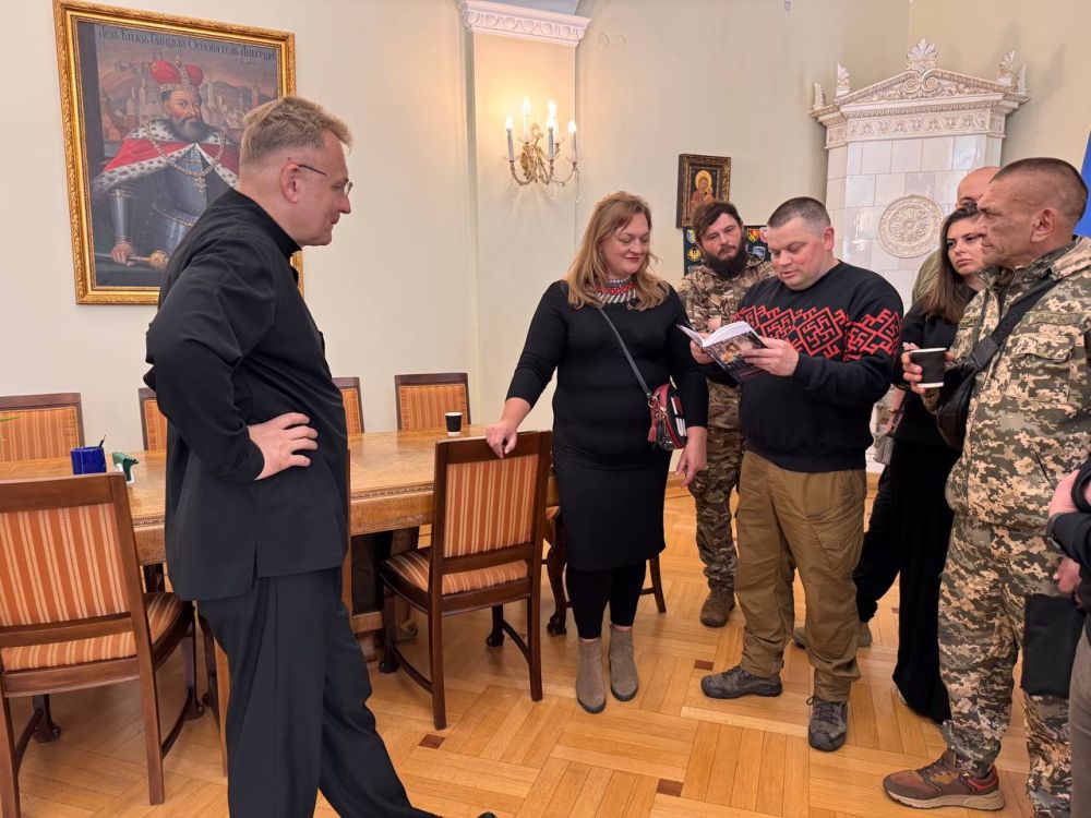 Фото 2: До Ратуші завітали військові письменники, які приїхали на форум до Львова