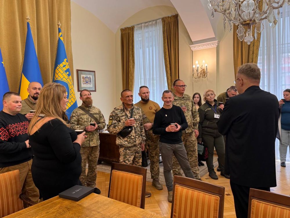 Фото 1: До Ратуші завітали військові письменники, які приїхали на форум до Львова