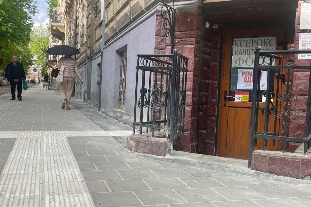 Фото 1: На вул. Патріарха Димитрія Яреми облаштували доступний тротуар у співпраці з бізнесом