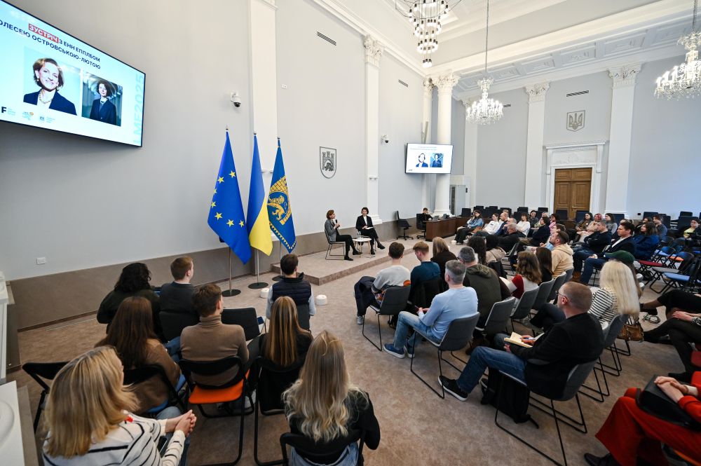 Фото 1: Лауреатка Пулітцерівської премії Енн Епплбом провела відкриту розмову у львівській Ратуші