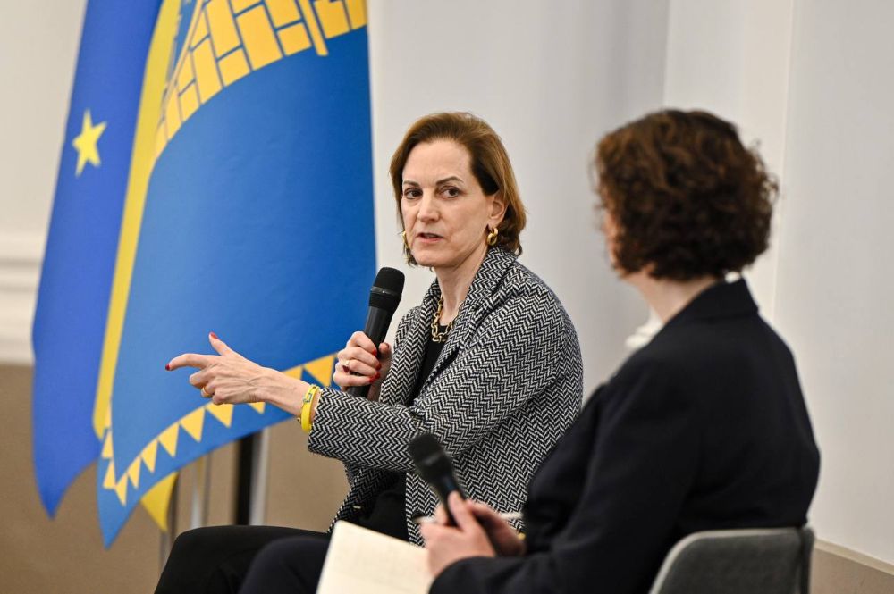 Фото 2: Лауреатка Пулітцерівської премії Енн Епплбом провела відкриту розмову у львівській Ратуші