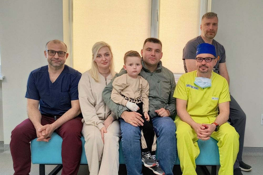 Фото 1: Оперують найскладніші випадки: у Львові врятували хлопчика з величезною пухлиною печінки