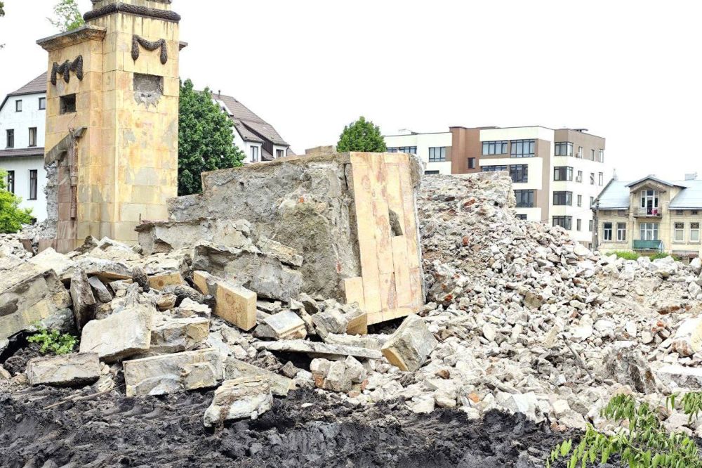 Фото 1: У Львові з Пагорба Слави демонтовують вхідні колони