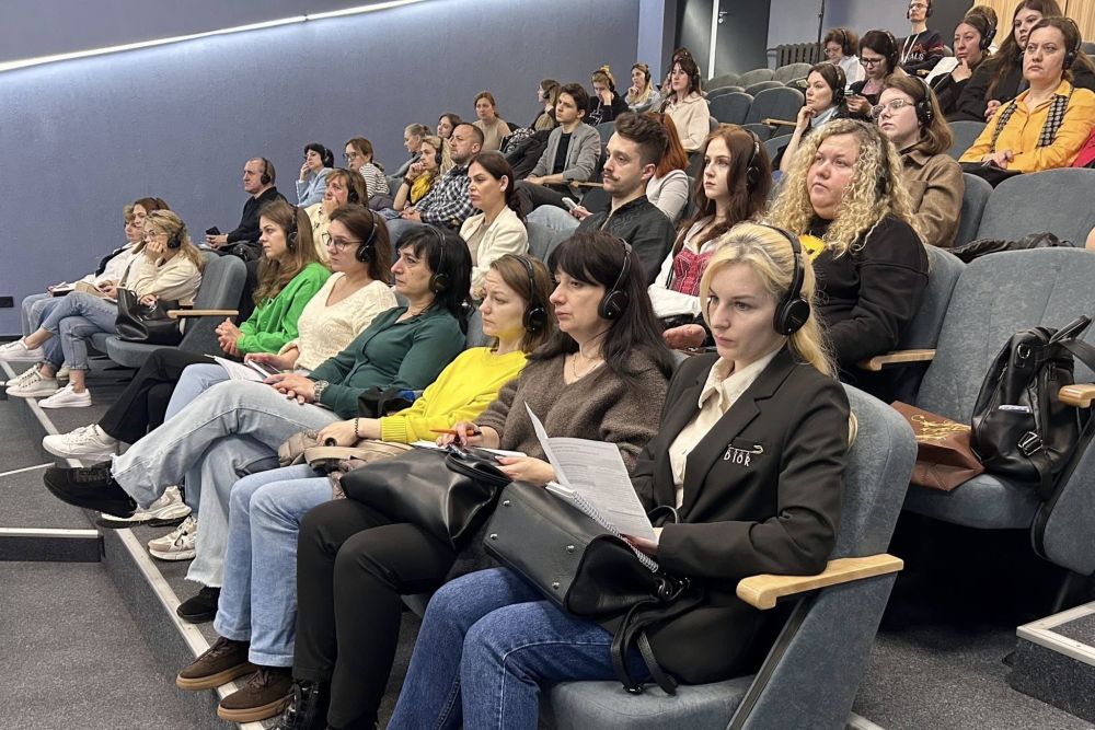 Фото 1: Міжнародні експерти психіатрії та психології ділилися досвідом у центрі UNBROKEN