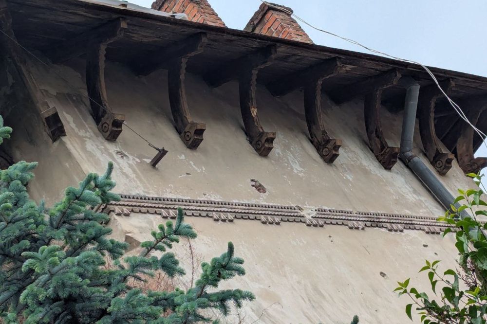 Фото 2: У Львові фахівці обстежили пошкоджену ворожими обстрілами віллу &laquo;Сонечко&raquo;