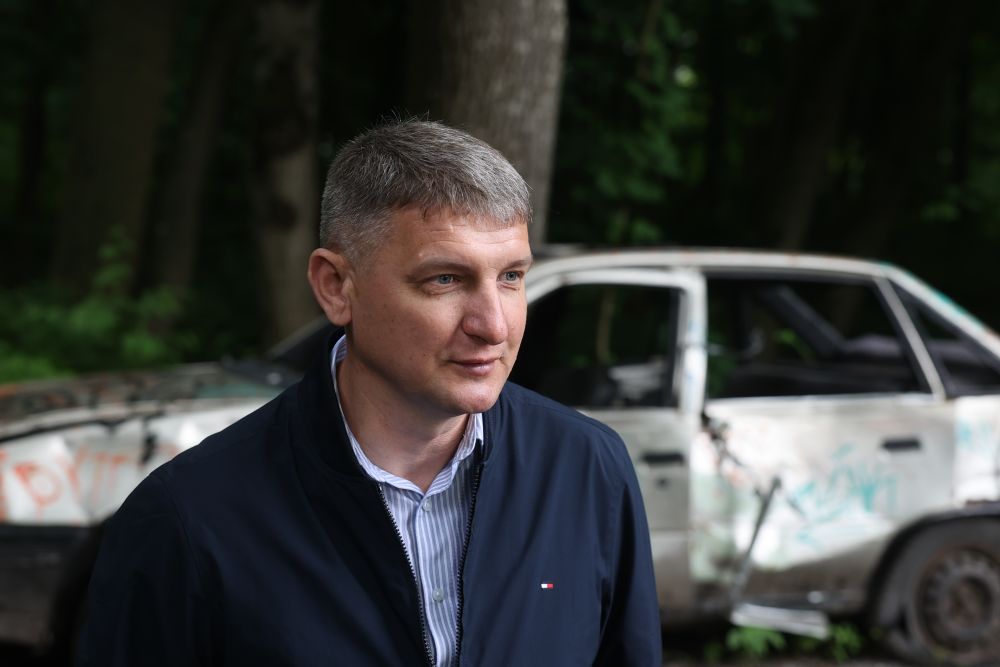 Фото 1: У Львові на арештмайданчик перемістили ще дві покинуті автівки