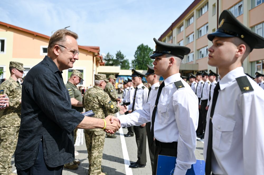 Фото 1: У Львівському ліцеї імені Героїв Крут відбулись випускні урочистості (фото)
