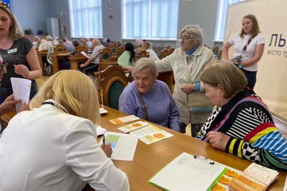 Фото 2: У Львові тривають «Візити турботи»: соціальні працівники особисто спілкуються із людьми з інвалідністю
