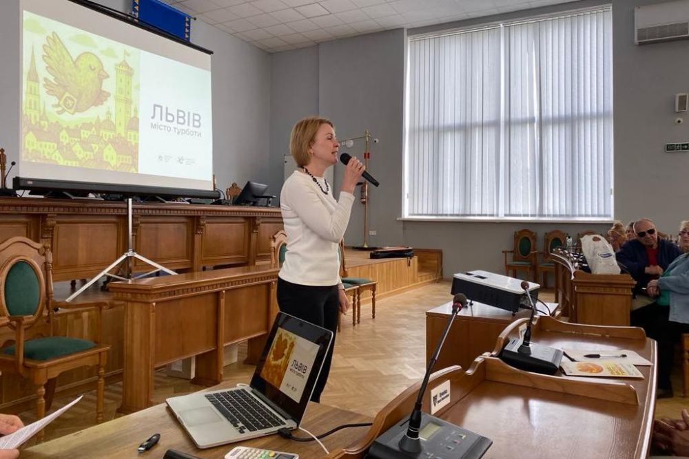 Фото 1: У Львові тривають «Візити турботи»: соціальні працівники особисто спілкуються із людьми з інвалідністю