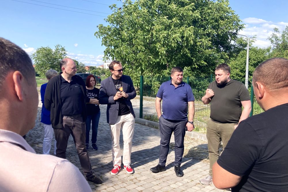 Фото 1: Мешканці Великих Грибович вимагають в обласної влади залишити в селі будівлю для амбулаторію сімейної медицини
