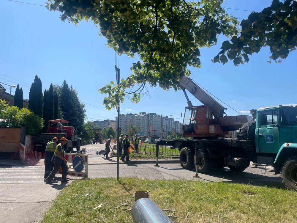 Фото 1: На вул. Зубрівській на два дні перекриють проїзд для приватного транспорту: прокладають новий водогін