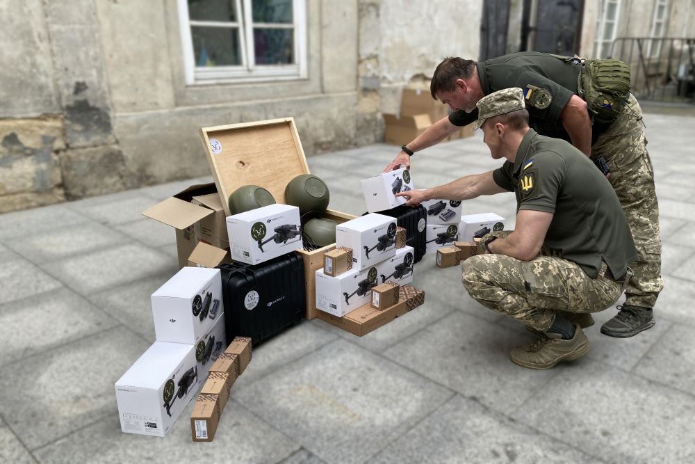Фото 2: Помста Лева: від громади Львова військовим передали дрони, авто та&nbsp;РЕБ