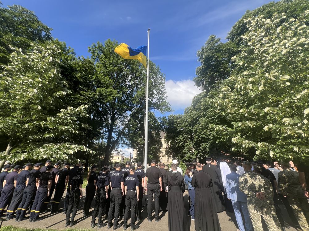 Фото 2: З нагоди Дня Конституції у&nbsp;Львові урочисто підняли національний стяг