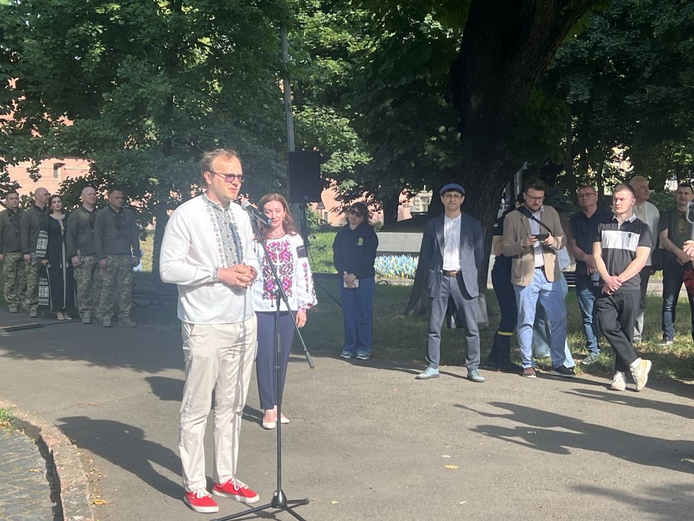 Фото 1: З нагоди Дня Конституції у&nbsp;Львові урочисто підняли національний стяг