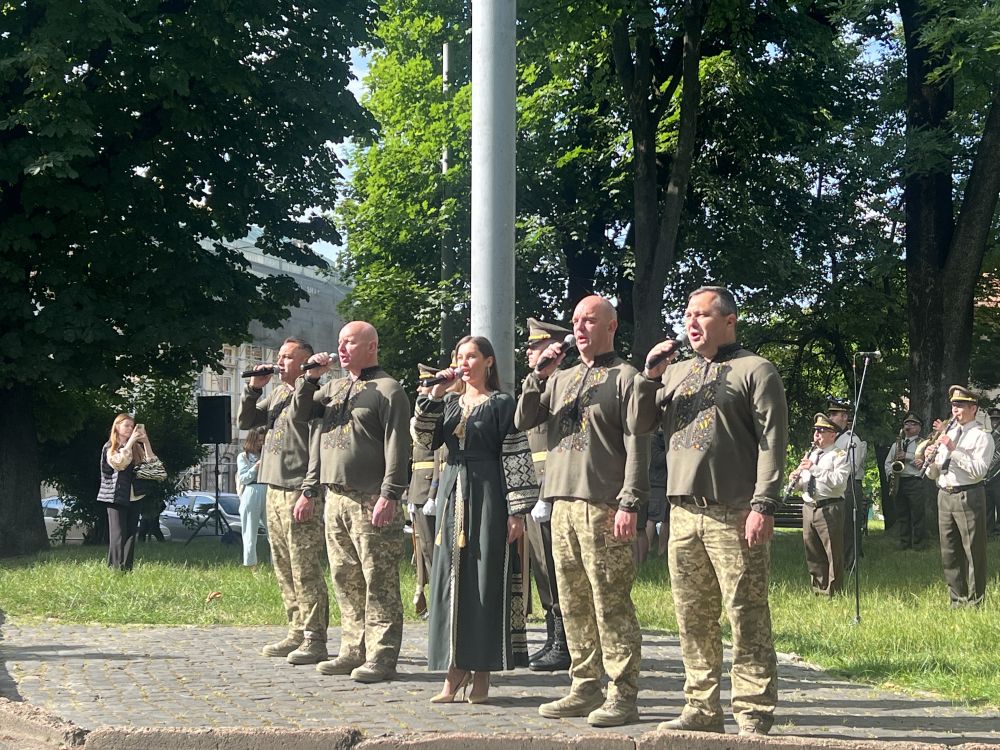 Фото 4: З нагоди Дня Конституції у&nbsp;Львові урочисто підняли національний стяг
