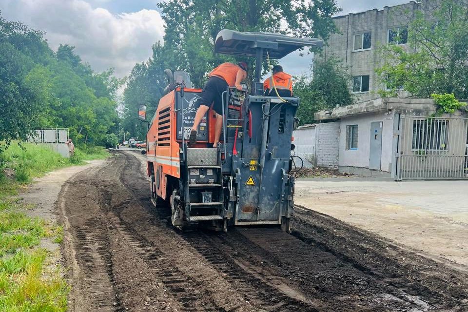 Фото 2: На вул. Любінській ремонтують дорожнє полотно у співфінансуванні з підприємцями