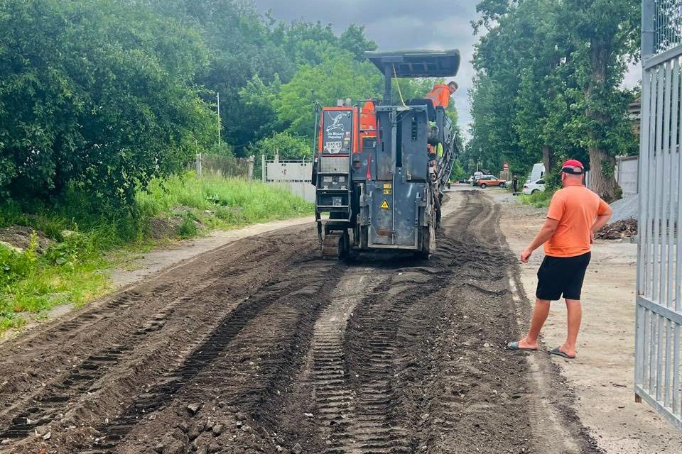 Фото 1: На вул. Любінській ремонтують дорожнє полотно у співфінансуванні з підприємцями