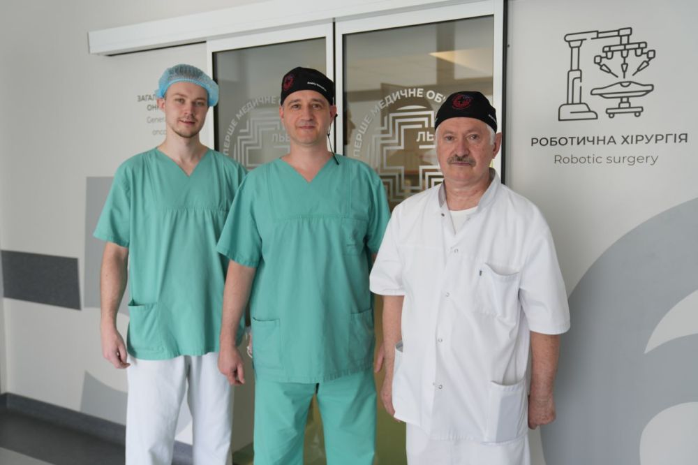 Фото 2: У Львові лікарі з&nbsp;допомогою робота-хірурга прооперували жінку з&nbsp;рідкісною недугою травної системи