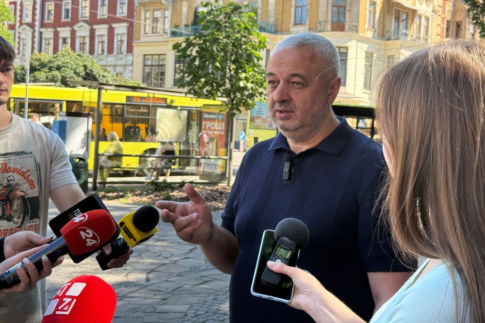 Фото 2: У Львові за два дні пасажири придбали близько 600 абонементів на всі види громадського транспорту (відео)
