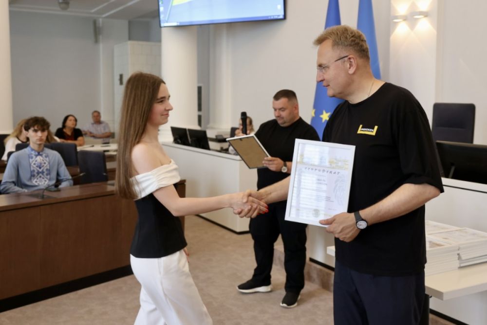 Фото 1: Переможці всеукраїнських етапів олімпіад та конкурсів отримали від міськради по 10 000&nbsp;грн