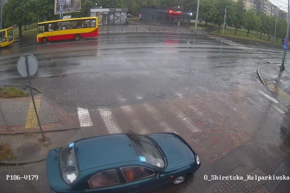 Фото 1: Через потужні дощі біля Львова фіксують значні підтоплення, громадський транспорт курсує майже без змін (оновлюється)