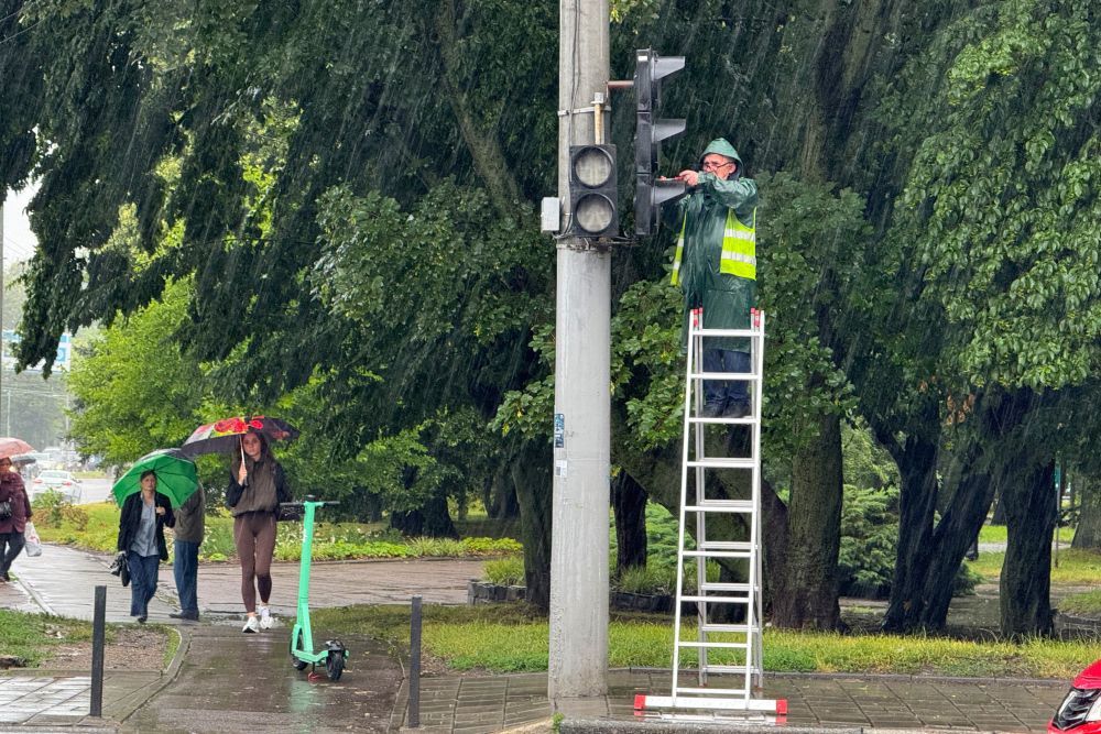 Фото 3: Всі міські служби працюють над ліквідацією наслідків рекордних опадів, що випали за ніч у&nbsp;Львові (відео)