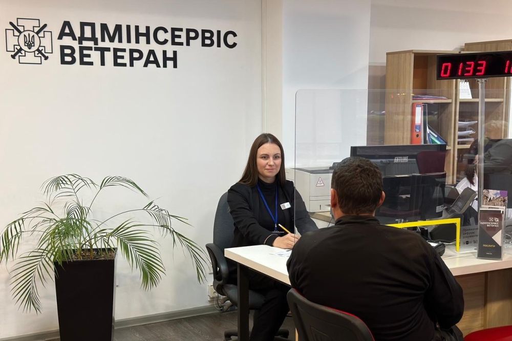 Фото 1: Швидко, зручно та без черг: понад 5000 ветеранів та їх рідних скористались спеціальним сервісом у&nbsp;ЦНАПах Львова