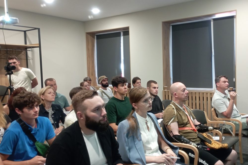 Фото 1: Як заощадити кошти та керувати ними: у Львівському центрі підтримки учасників бойових дій провели лекцію з фінансової грамотності