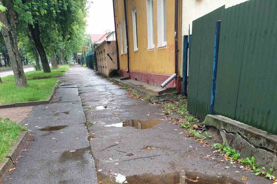 Фото 1: Ще частину тротуару на вул. Виговського відремонтують із врахуванням вимог доступності: роботи стартують наступного тижня