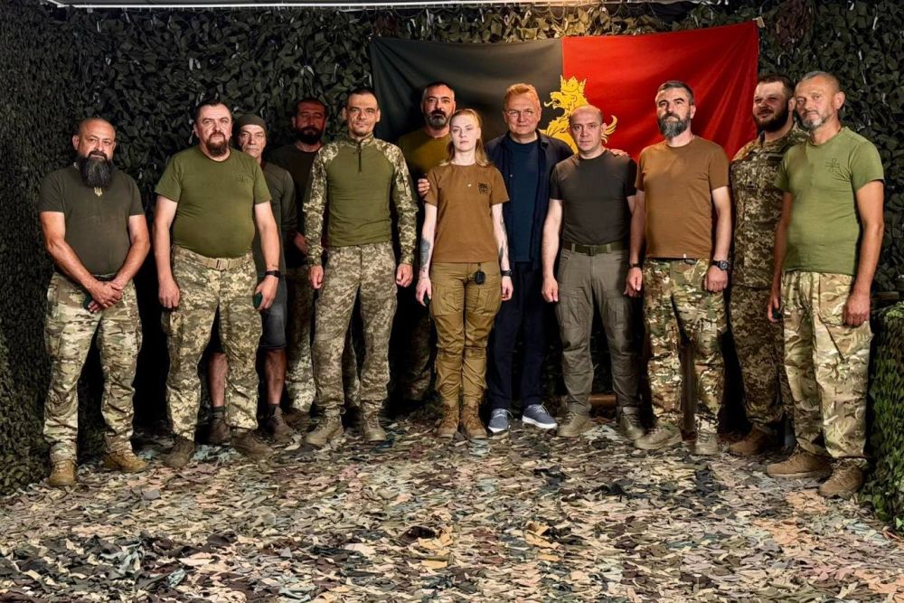 Фото 1: Андрій Садовий відвідав захисників на Донеччині та передав техніку від громади Львова