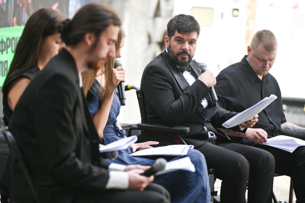 Фото 1: Театр НЕЗЛАМНИХ представив п&rsquo;єсу &laquo;Сам на сам&raquo; під час церемонії вручення нагороди &ldquo;СМІЛИВІ&rdquo;