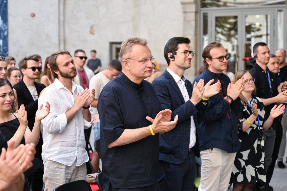Фото 2: Театр НЕЗЛАМНИХ представив п&rsquo;єсу &laquo;Сам на сам&raquo; під час церемонії вручення нагороди &ldquo;СМІЛИВІ&rdquo;