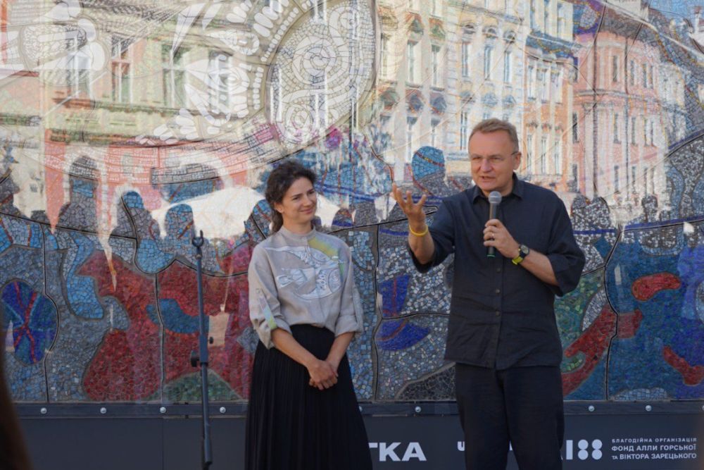 Фото 1: До Львова привезли відтворену мозаїку &laquo;Боривітер&raquo;