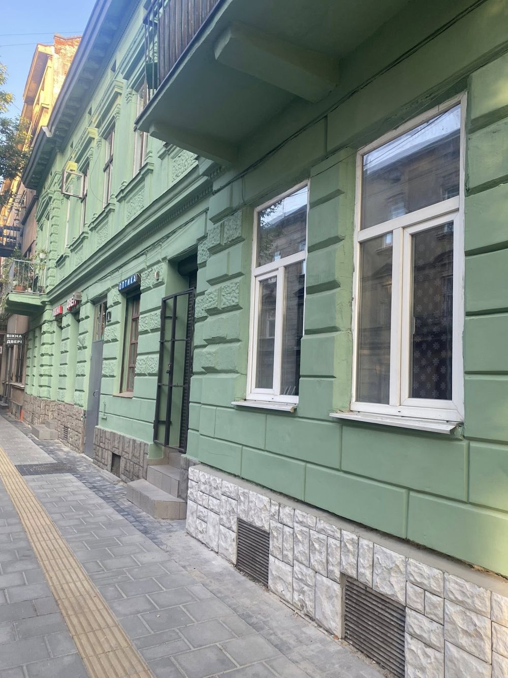 Фото 1: На вулиці Героїв УПА облаштували доступний тротуар і&nbsp;велодоріжку